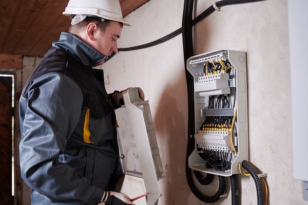 Tecnico si occupa del rifacimento di un impianto elettrico.